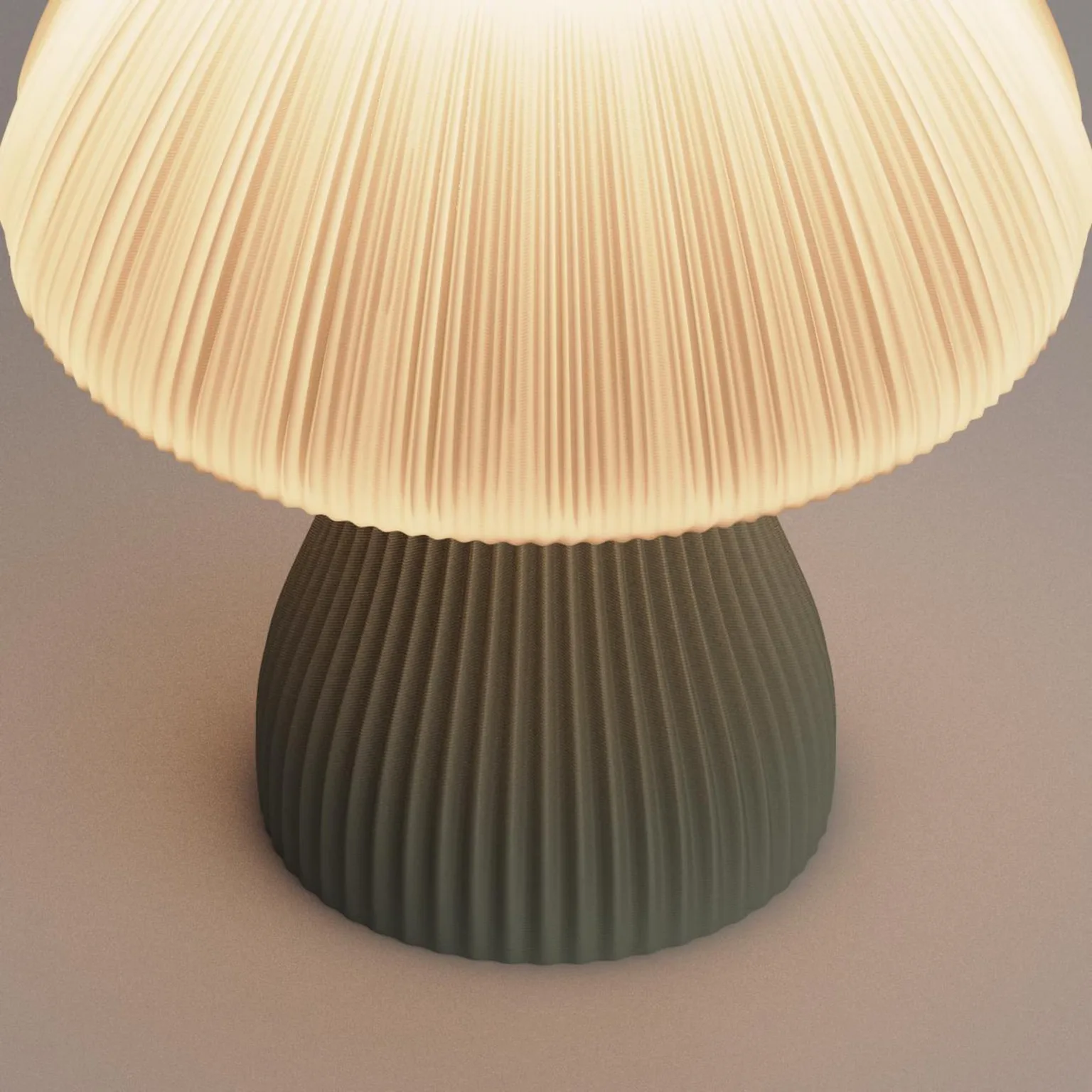 Detalhe da cúpula da Luminária Flora acesa sobre o pé verde-oliva